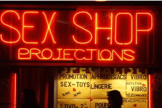 Είναι ταμπού να μπαίνουμε σε sex shop;
